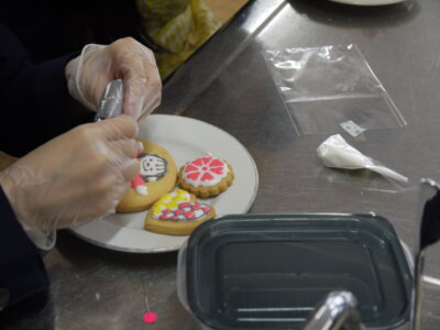 菓子工房SMILY竹本佳代先生によるクッキーのアイシング体験２